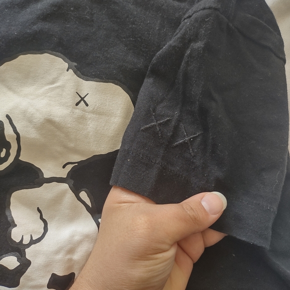 KAWS x Uniqlo x Peanuts Snoopy Skateboarding Tee - Picture 4 of 4